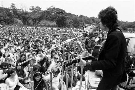  Bob Dylan's Impact on Folk Music and Protest Movements 