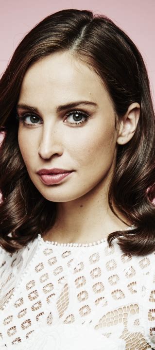 A Glimpse into Heida Reed's Upbringing and Educational Background