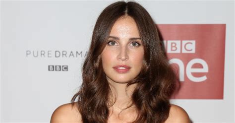 Examining Heida Reed's Physical Attributes and Her Influence on the Fashion World