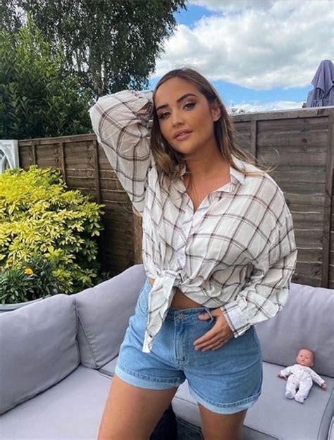 Exploring Body Positivity and Confidence in Jacqueline Jossa's Figure