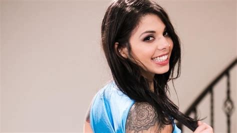Exploring Gina Valentina's Height, Figure, and Attractive Features