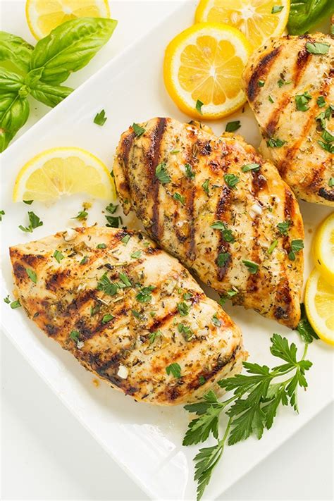 Grilled Chicken with Lemon and Herbs: A Flavorful and Low-Calorie Dish