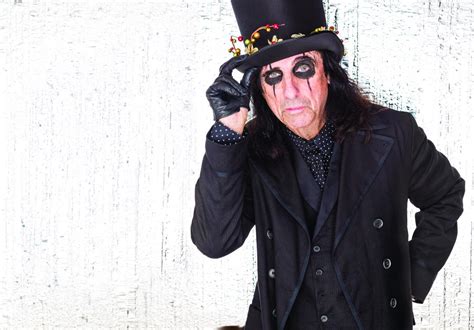 The Birth of Alice Cooper: A Shocking Transformation and Rise to Fame