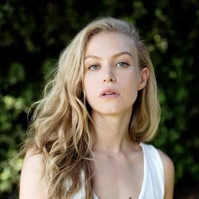 The Mysterious Romantic Life of Penelope Mitchell